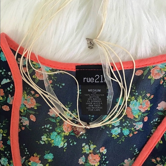 Rue 21 Cross Back Flirty Navy Floral Grey Top Size Medium - Picture 8 of 8